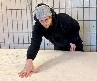 Lukas i værkstedet